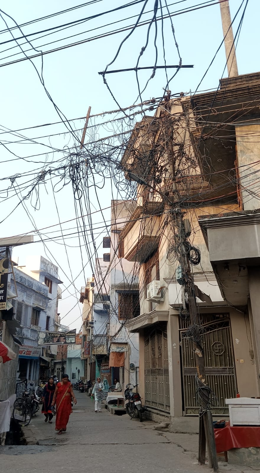 पीलीभीत की नीबू मंडी के पास झुका बिजली का खंभा।संवाद पीलीभीत की नीबू मंडी के पास झुका बिजली का खंभा।संवाद