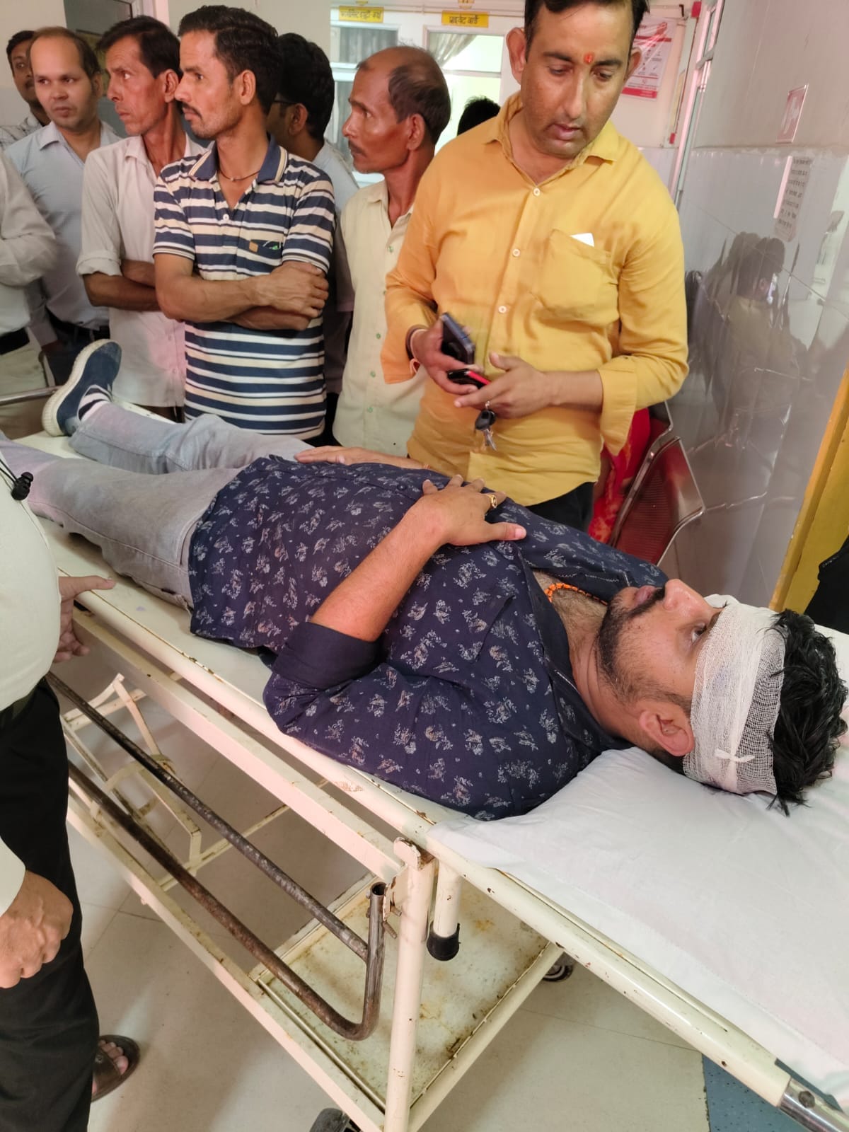 शहर कोतवाली में पहुंचे विद्युत कर्मी। संवाद