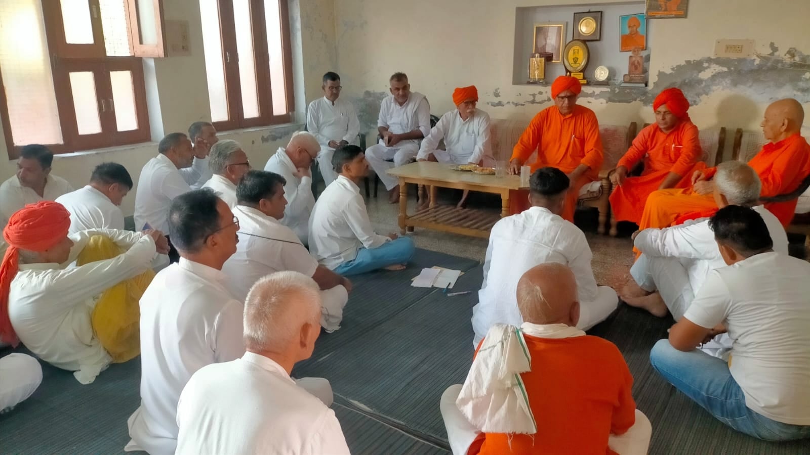 20जेएनडी01: महर्षि दयानंद योग चिकित्सा आश्रम में बैठक को संबोधित करते हुए स्वामी आर्यवेश।