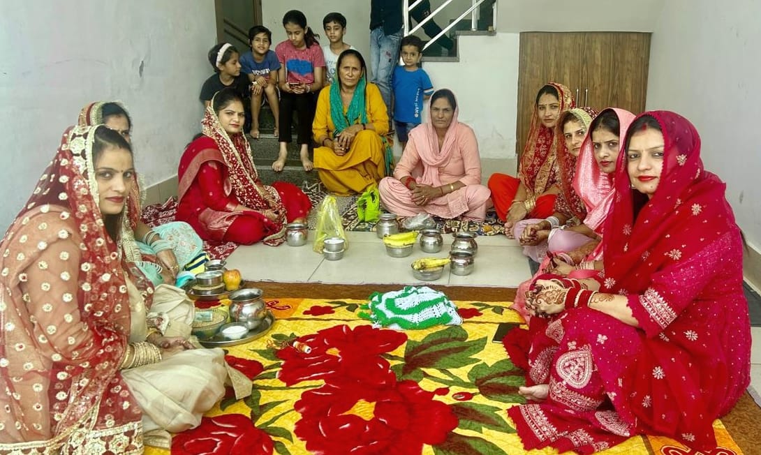 20जेएनडी11: विजय नगर में करवा चौथ पर्व पर कथा सुनती सुहागिनें। संवाद