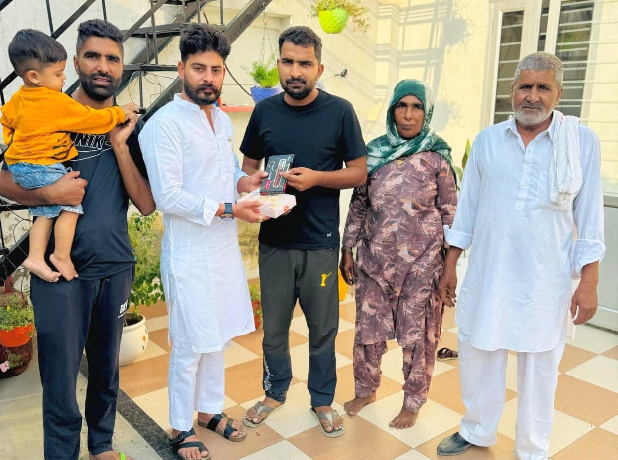 20जेएनडी13: नौकरी लगने वाले युवा को सम्मानित करते हुए सरपंच गोल्डी। संवाद