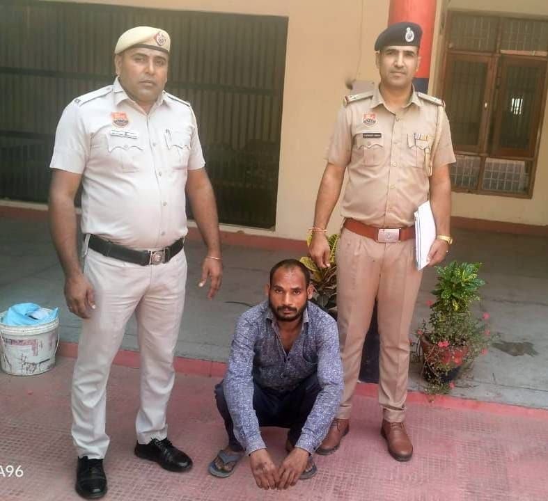 20जेएनडी26: पुलिस गिरफ्त में पकड़ा गया आरोपी। पुलिस प्रवक्ता 20जेएनडी26: पुलिस गिरफ्त में पकड़ा गया आरोपी। पुलिस प्रवक्ता