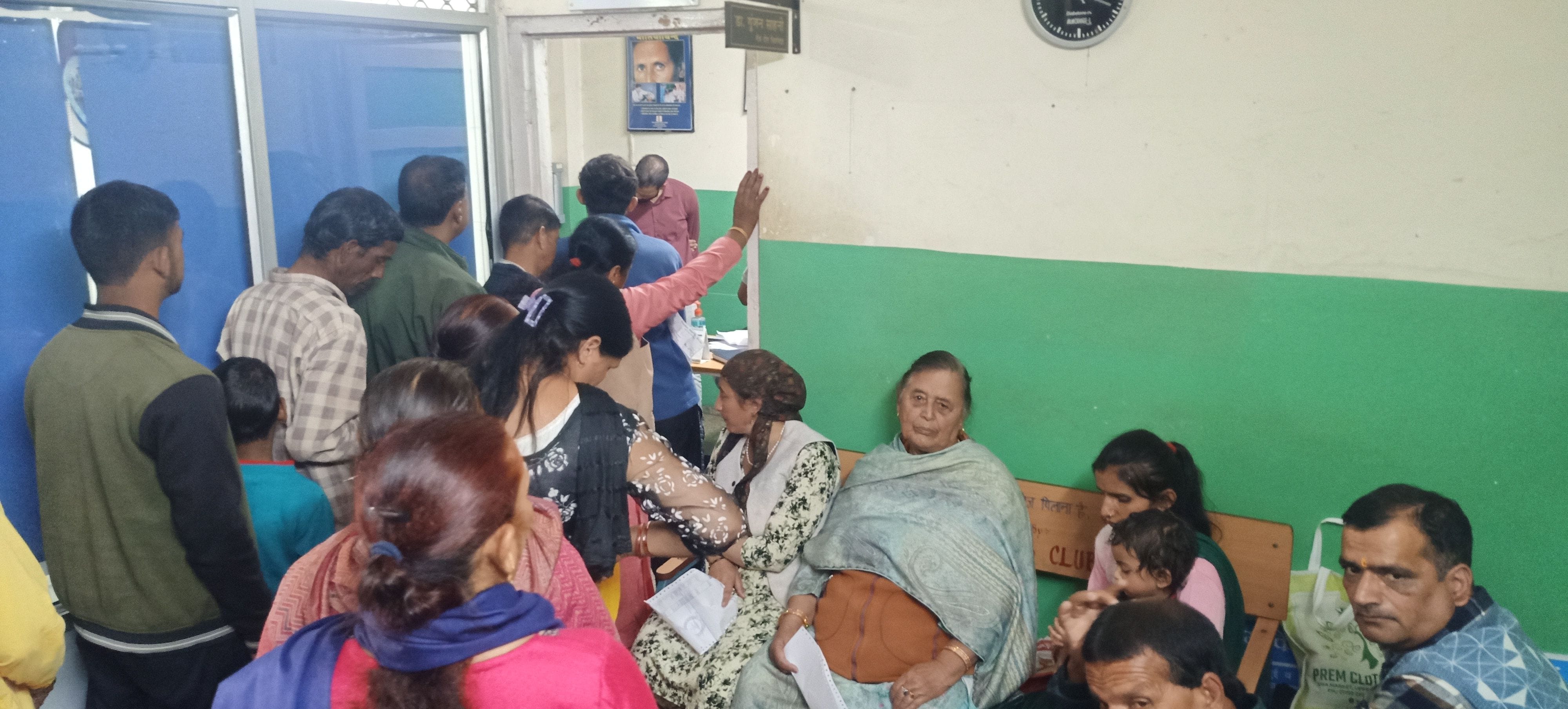 क्षेत्रीय अस्पताल में ऑप्थेल्मिक कर्मी के कक्ष में छाया अंधेरा। संवाद क्षेत्रीय अस्पताल में ऑप्थेल्मिक कर्मी के कक्ष में छाया अंधेरा। संवाद