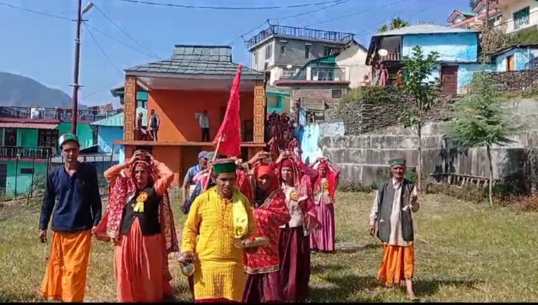 परशुराम की ज्येष्ठ ठहरी शनेरी में खंडेश्वर देवता मंदिर प्राण प्रतिष्ठा के शुभारंभ पर जल यात्रा परशुराम की ज्येष्ठ ठहरी शनेरी में खंडेश्वर देवता मंदिर प्राण प्रतिष्ठा के शुभारंभ पर जल यात्रा