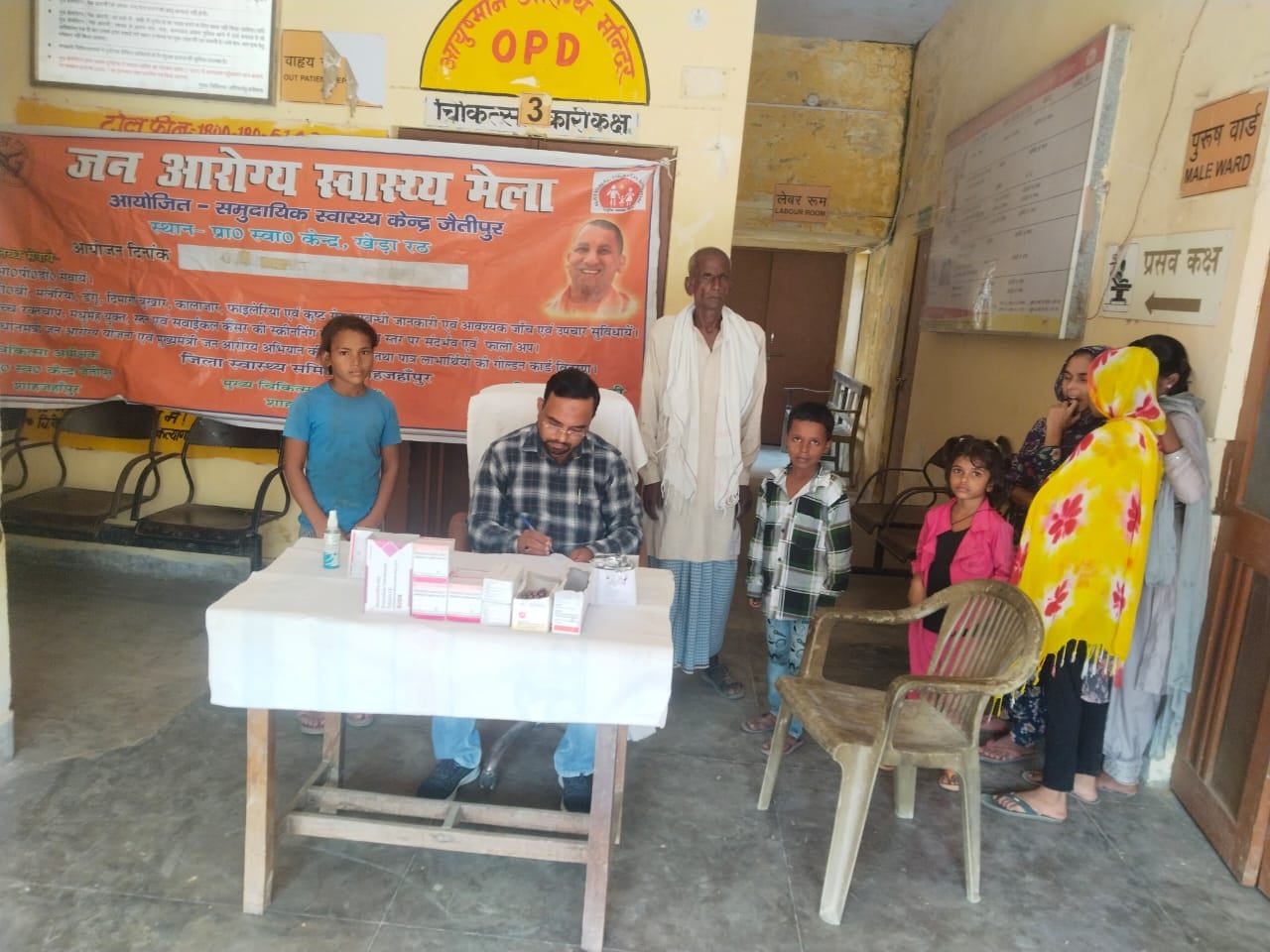 शाहजहांपुर की शहरी प्राथमिक स्वास्थ्य केंद्र में खाली पड़ी डॉक्टर की कुर्सी। संवाद