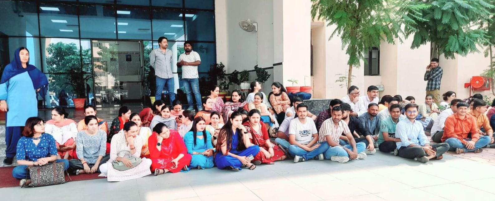 21जेएनडी13-सीआरएसयू परिसर में मेहनताना बढ़ाने की मांग को लेकर धरने पर बैठे प्राध्यापक। संवाद