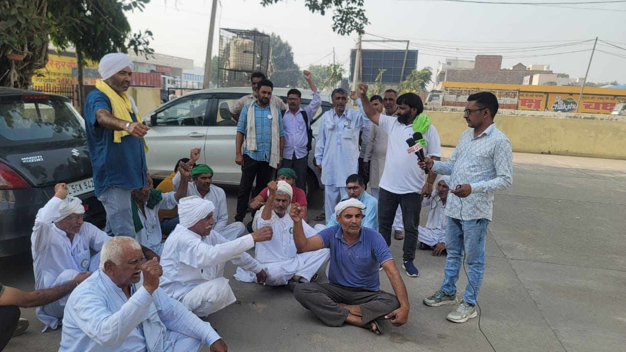 21जेएनडी14: मार्केट कमेटी कार्यालय के बाहर नारेबाजी करते हुए भाकियू के सदस्य।