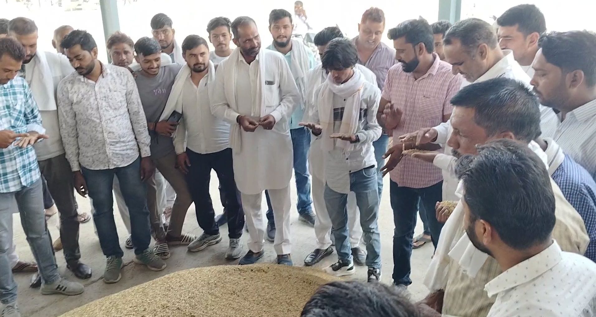 21जेएनडी27-नई अनाज मंडी में धान की बोली करते हुए। संवाद