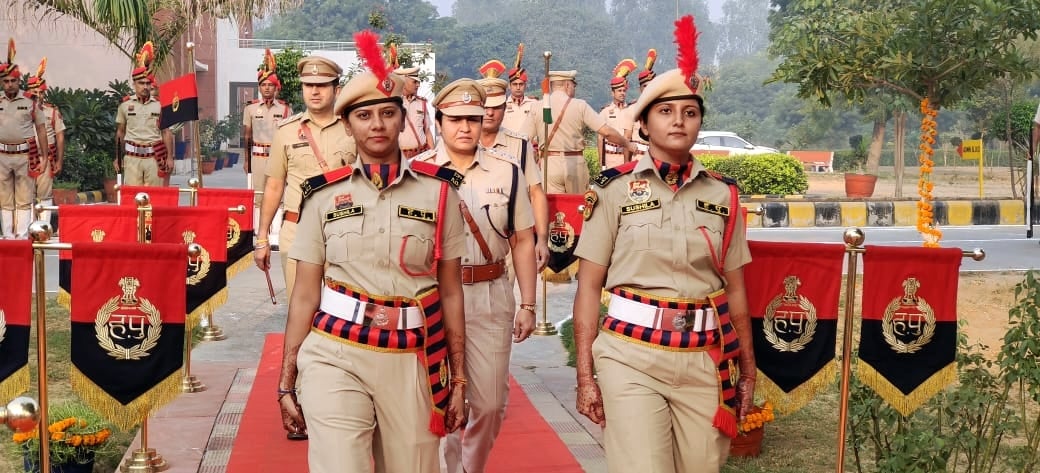 21जेएनडी30: शहीदों को नमन करते हुए डीएसपी। पुलिस प्रवक्ता