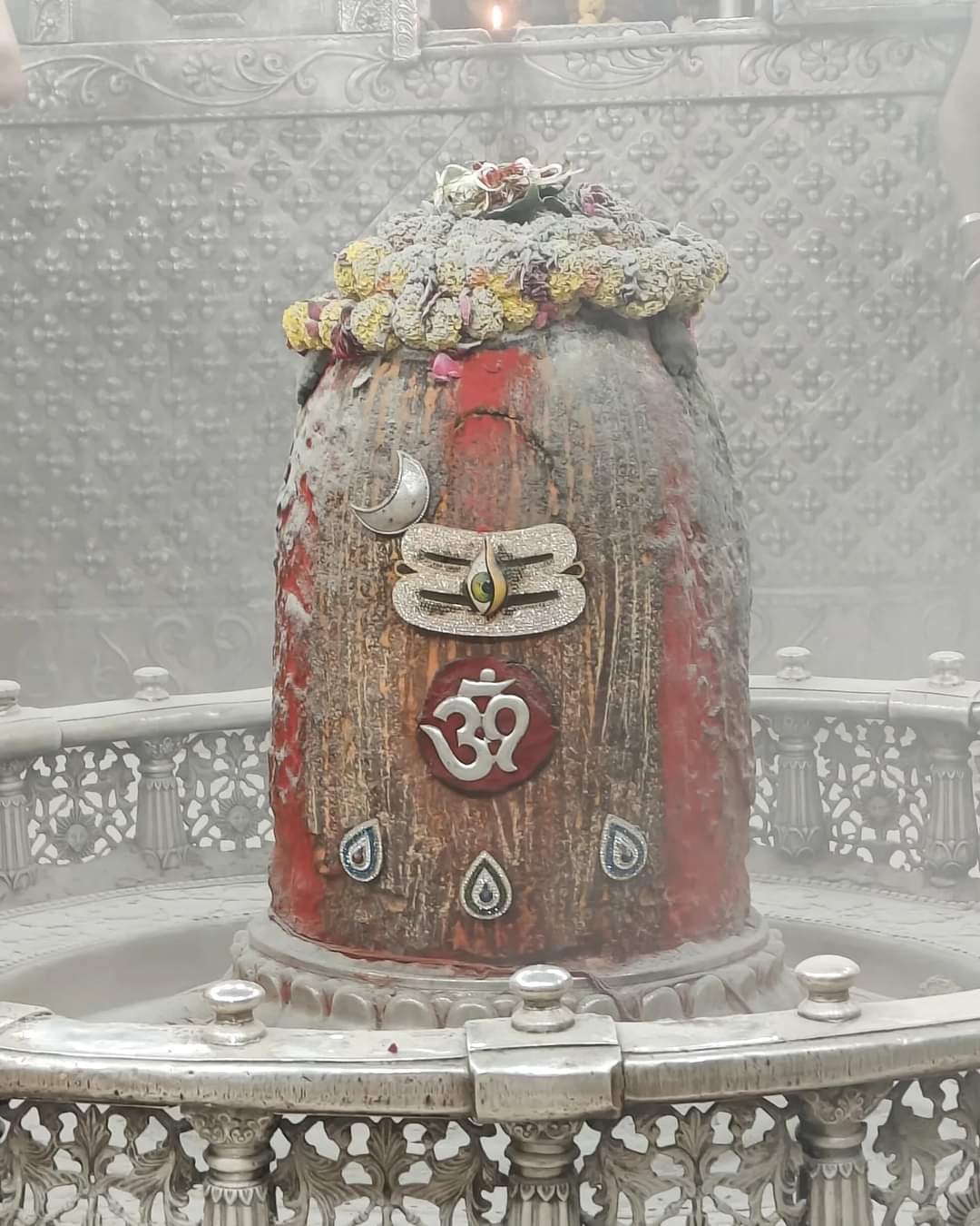 आज का भस्मारती श्रृंगार - त्रिपुंड, चन्द्र, ॐ और रुद्राक्ष की माला से ऐसे सजे बाबा महाकाल की भक