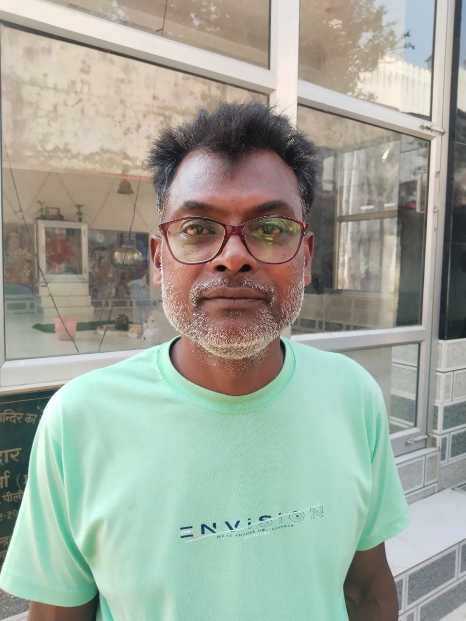 असम हाईवे पर पड़ी बजरी।संवाद असम हाईवे पर पड़ी बजरी।संवाद