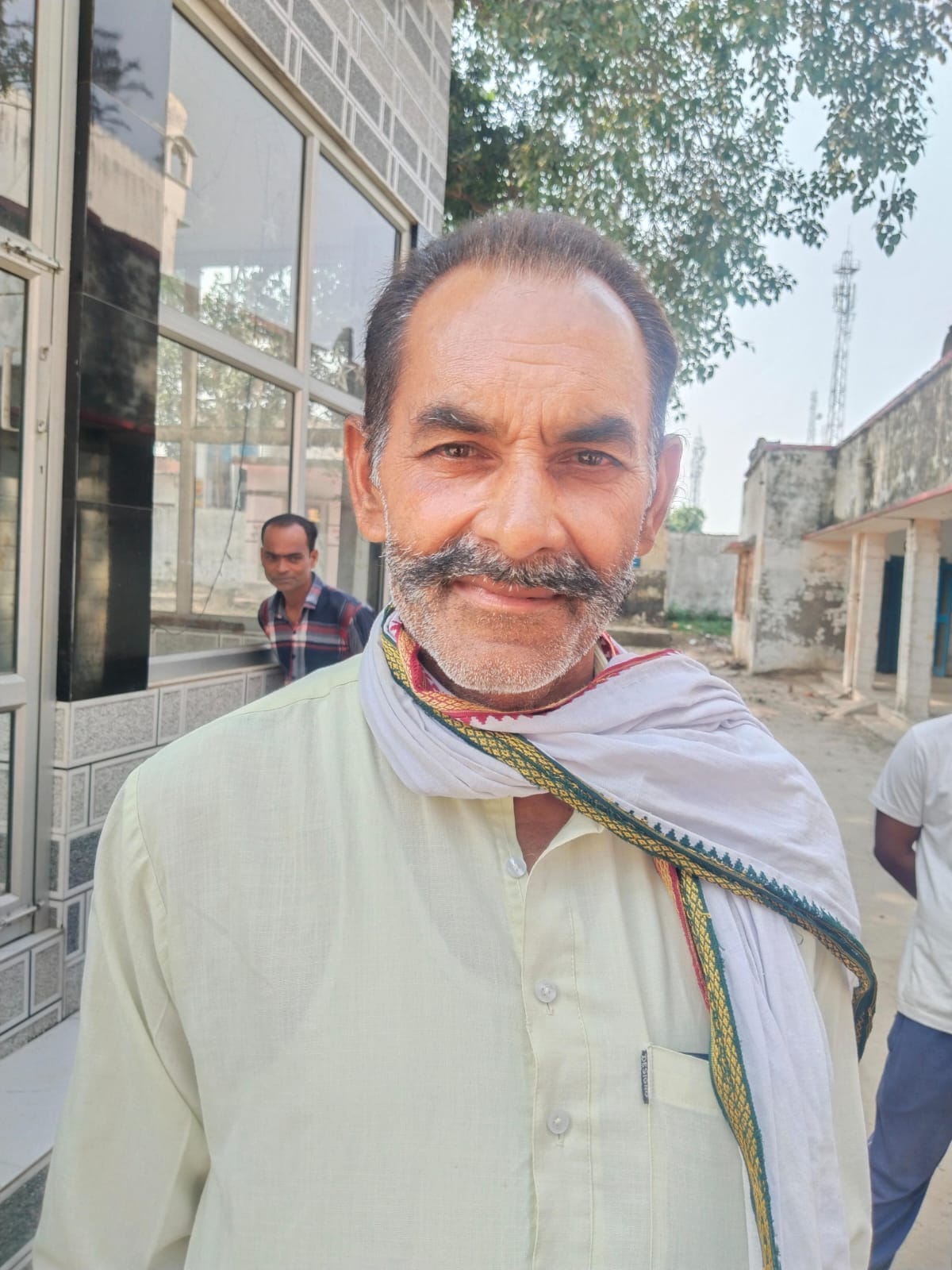असम हाईवे पर पड़ी बजरी।संवाद असम हाईवे पर पड़ी बजरी।संवाद
