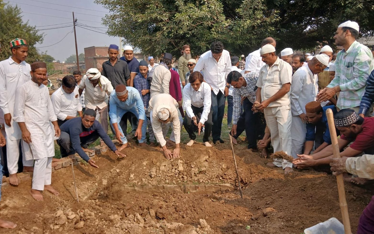 बिसौली में शायर फहमी बदायूंनी के जनाजे को ले जाते लोग। संवाद बिसौली में शायर फहमी बदायूंनी के जनाजे को ले जाते लोग। संवाद