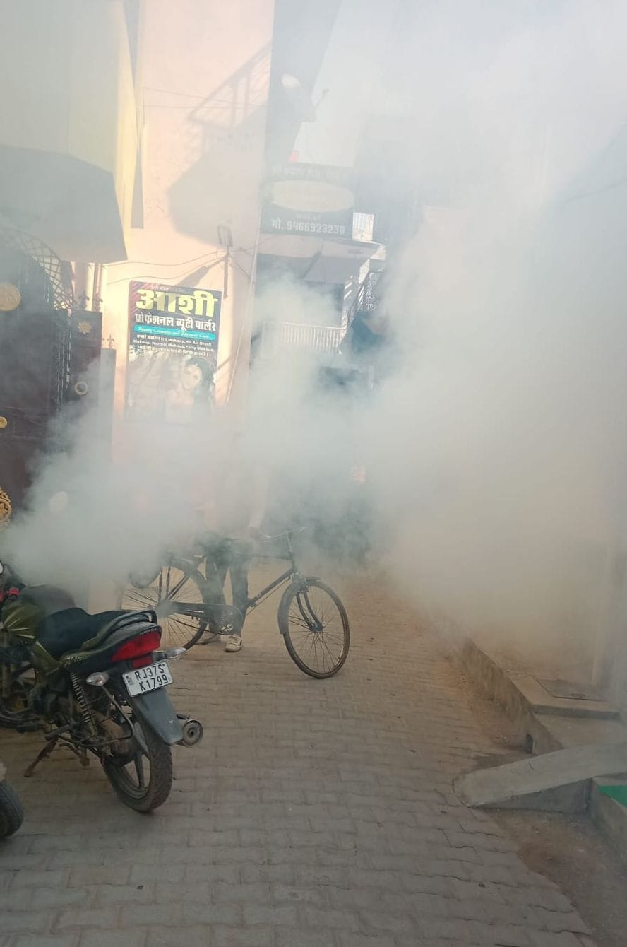 फोटो संख्या:65-मोहल्ला  कुम्हारान में फोगिंग करते नगर  पालिका कर्मचारी--संवाद
