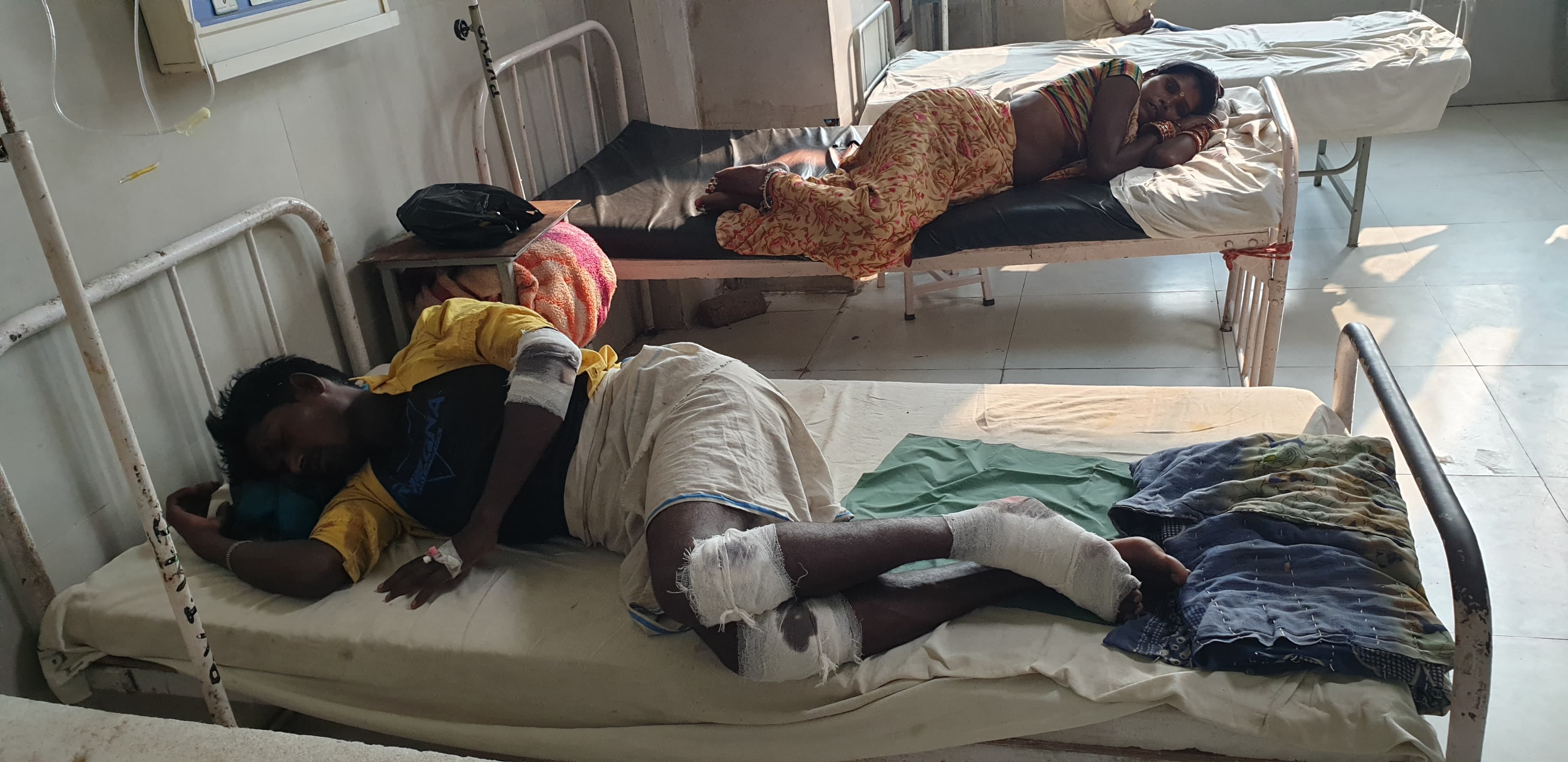 घटना स्थल पर पड़ी बाइक। सोशल मीडिया घटना स्थल पर पड़ी बाइक। सोशल मीडिया