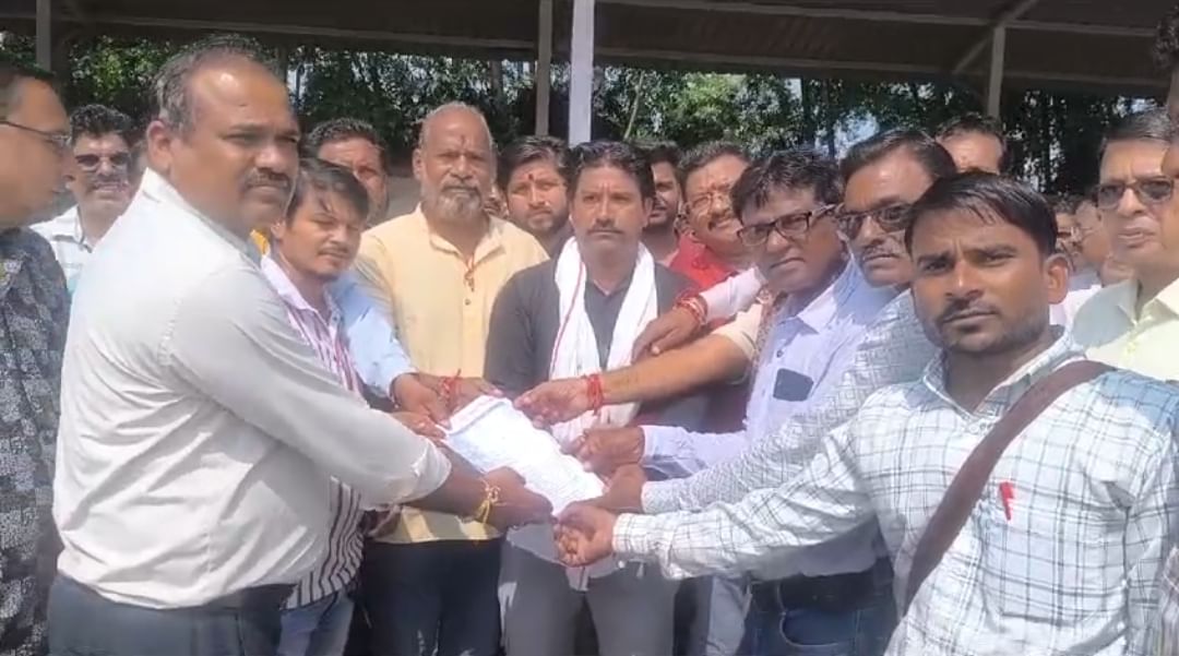 खरगोन में राठौर समाज जन जिला कलेक्टर कार्यालय में सौंपा ज्ञापन