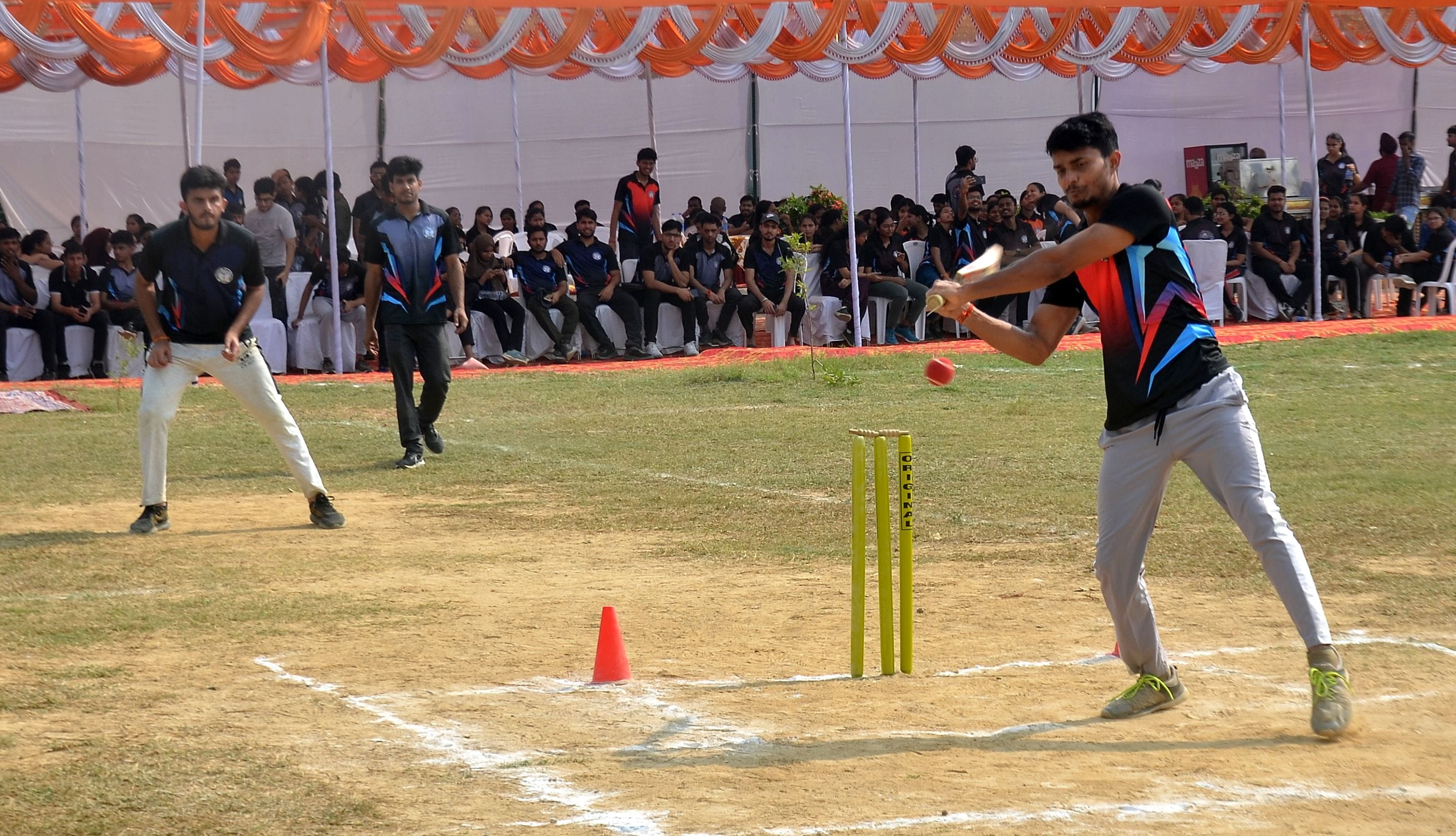 मेडिकल कॉलेज में आयोजित खेल प्रतियोगिता में दौड़ लगाती छात्राएं। संवाद