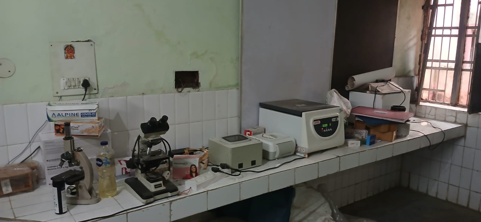 मोहम्मदी सीएचसी में लैब के बाहर लगी मरीजों की लाइन संवाद मोहम्मदी सीएचसी में लैब के बाहर लगी मरीजों की लाइन संवाद