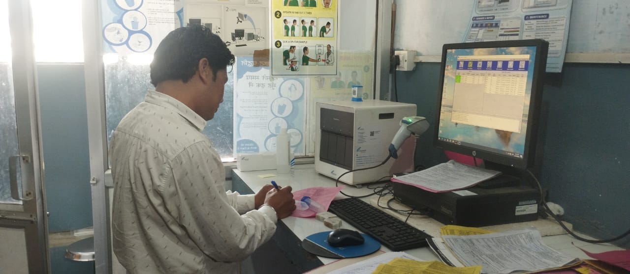 मोहम्मदी सीएचसी में लैब के बाहर लगी मरीजों की लाइन संवाद मोहम्मदी सीएचसी में लैब के बाहर लगी मरीजों की लाइन संवाद