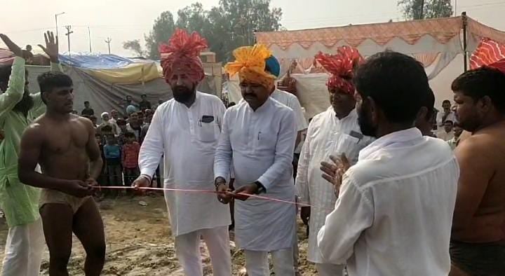 मझोला महोत्सव में आयोजित दंगल में कुश्ती लड़ते पहलवान।संवाद मझोला महोत्सव में आयोजित दंगल में कुश्ती लड़ते पहलवान।संवाद