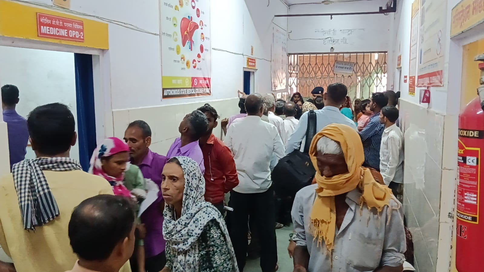 पीलीभीत के जिला चिकित्सालय में मरीजों को देखते चिकित्सक महावीर।संवाद पीलीभीत के जिला चिकित्सालय में मरीजों को देखते चिकित्सक महावीर।संवाद