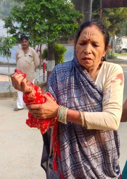 परिवार पर हमला करने वाले आरोपी पेंड़ से बंधा हुआ। संवाद परिवार पर हमला करने वाले आरोपी पेंड़ से बंधा हुआ। संवाद