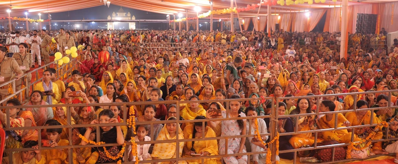 पृथ्वीगंज बाजार के रामपुर खागल में श्रीमद्भागवत कथा कहते स्वामी रामभद्राचार्य महराज। आयोजक पृथ्वीगंज बाजार के रामपुर खागल में श्रीमद्भागवत कथा कहते स्वामी रामभद्राचार्य महराज। आयोजक