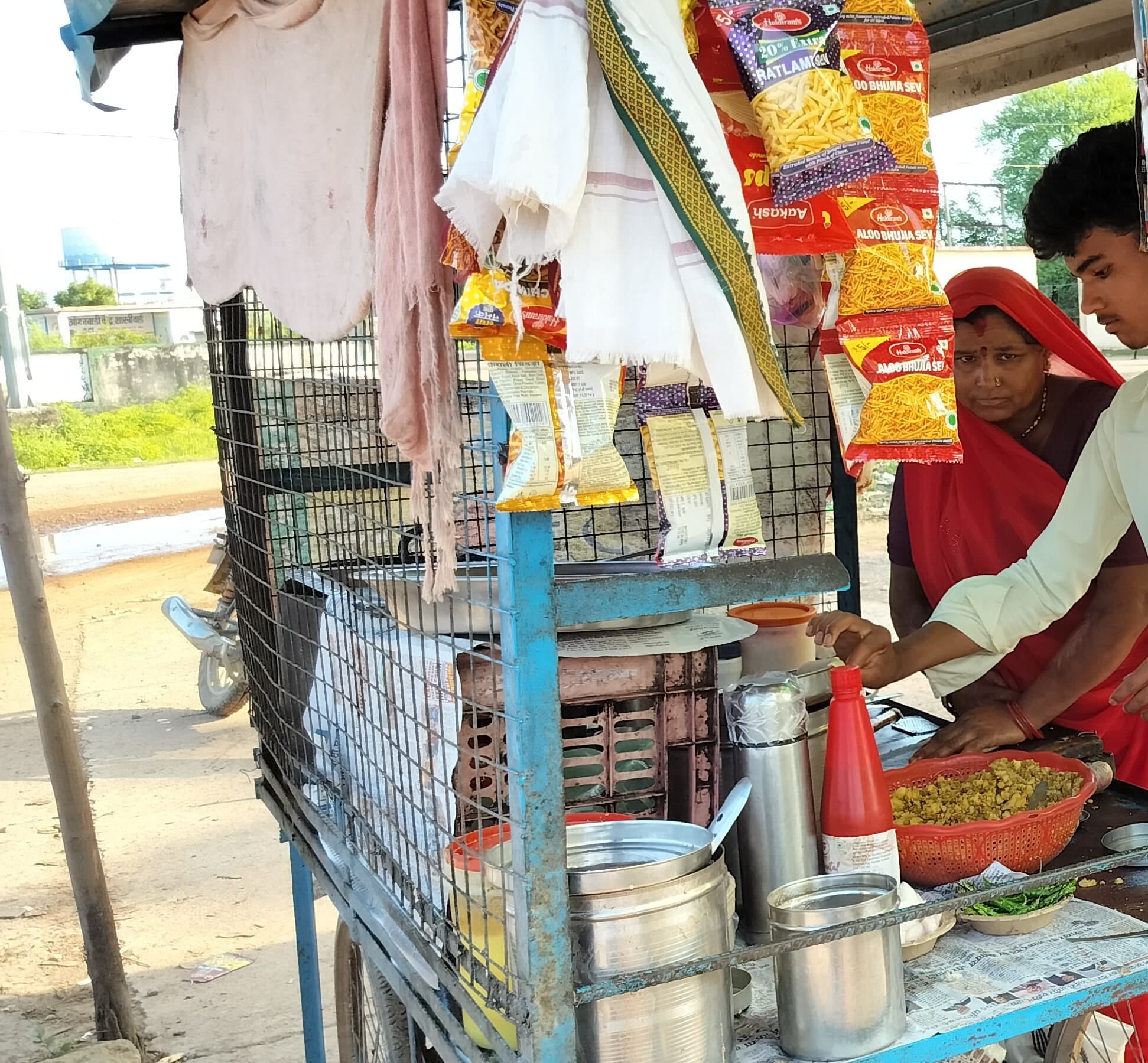 समोसे बेच रही महिला पार्षद समोसे बेच रही महिला पार्षद