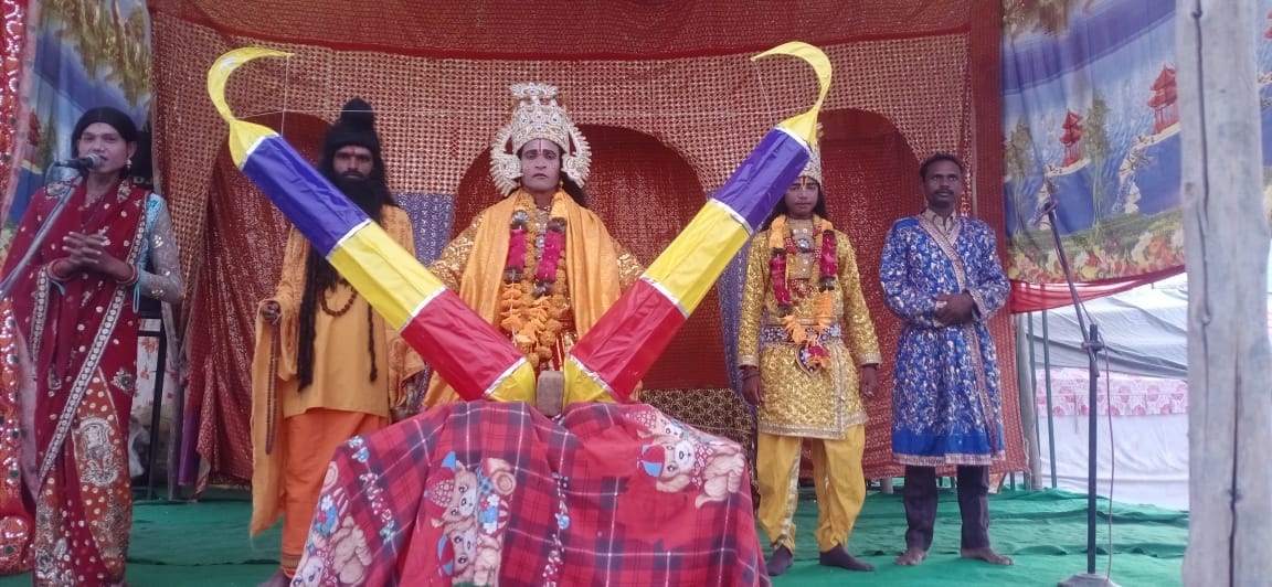 सीता हरण लीला का मंचन करते कलाकार। संवाद