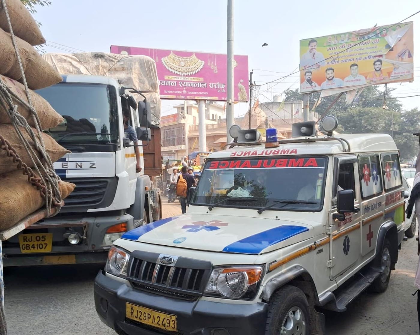 उझानी में मंडी के सामने जाम में फंसे वाहन। संवाद उझानी में मंडी के सामने जाम में फंसे वाहन। संवाद