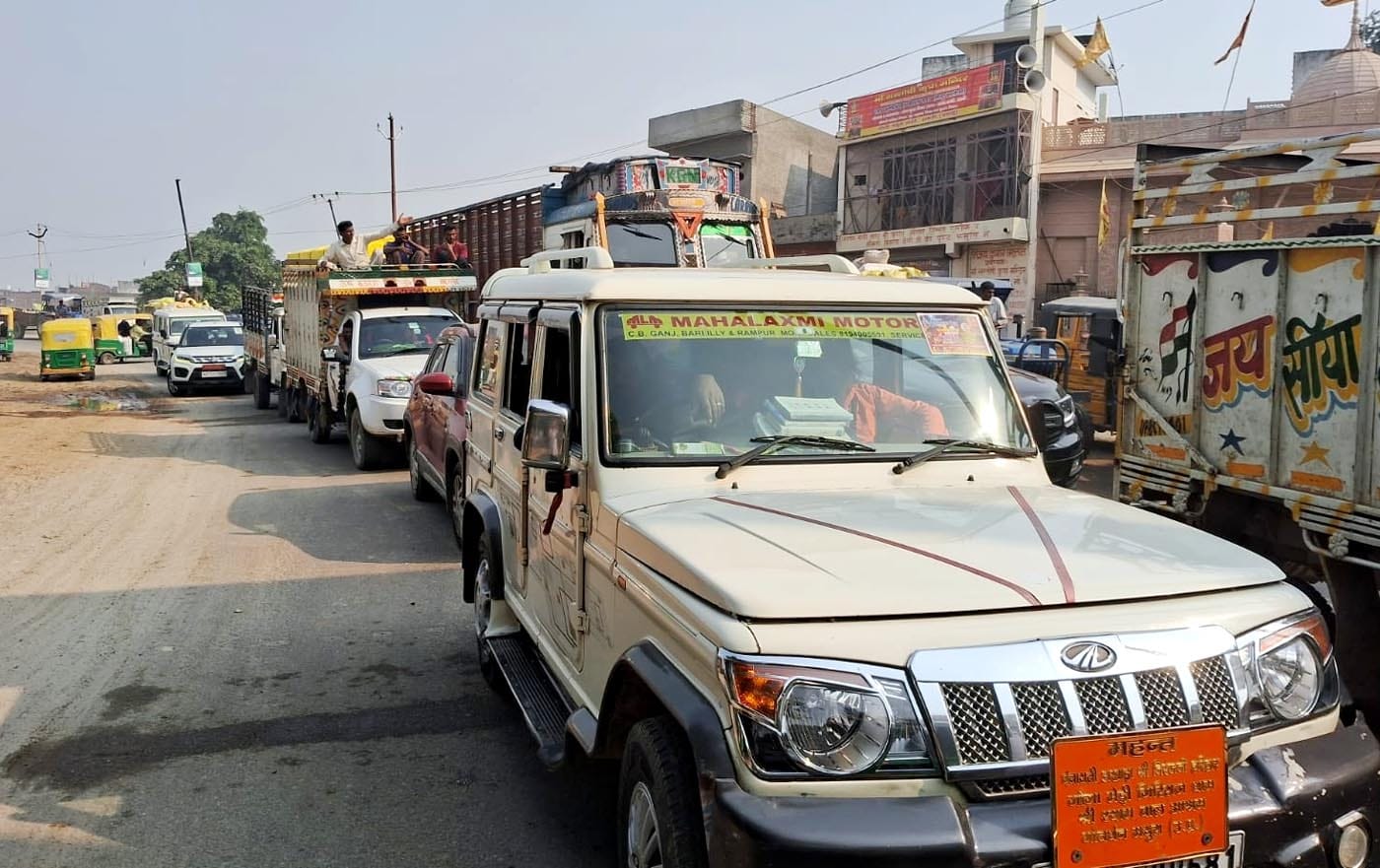 उझानी में मंडी के सामने जाम में फंसे वाहन। संवाद उझानी में मंडी के सामने जाम में फंसे वाहन। संवाद