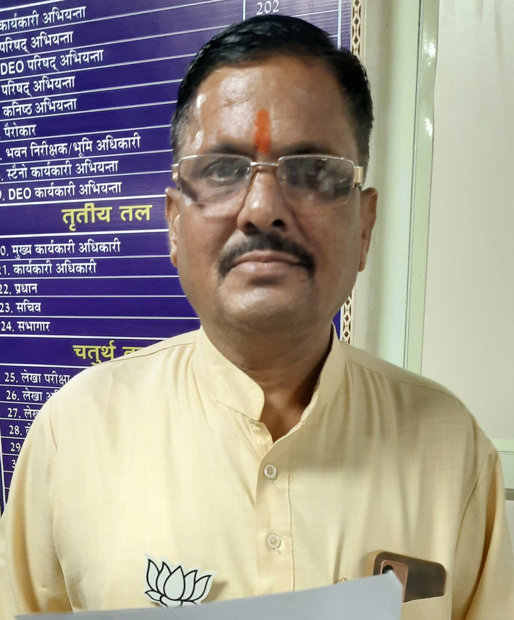 22जेएनडी23 : नगर परिषद में लगे समाधान शिविर में समस्याएं सुनते अधिकारी। संवाद