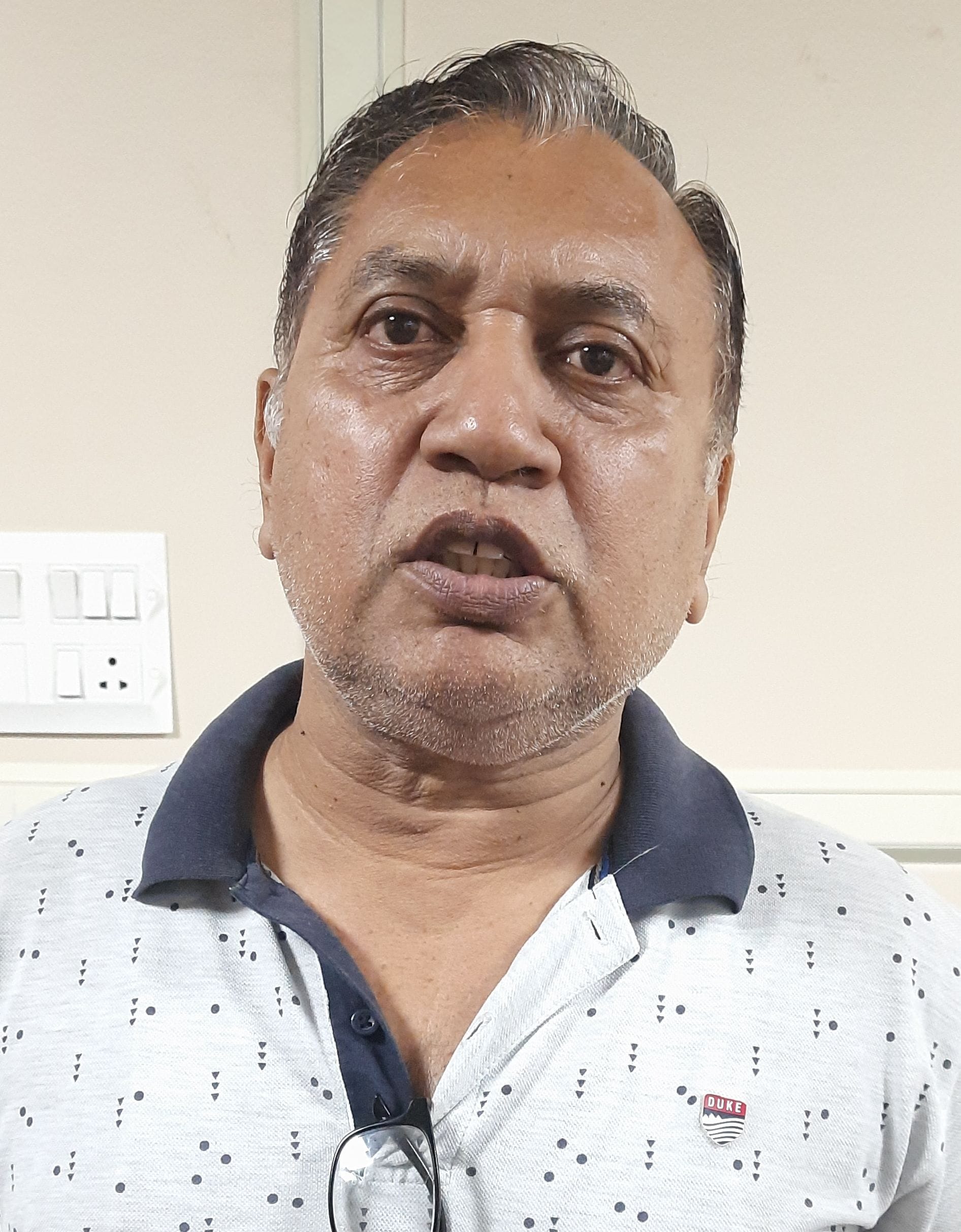 22जेएनडी23 : नगर परिषद में लगे समाधान शिविर में समस्याएं सुनते अधिकारी। संवाद