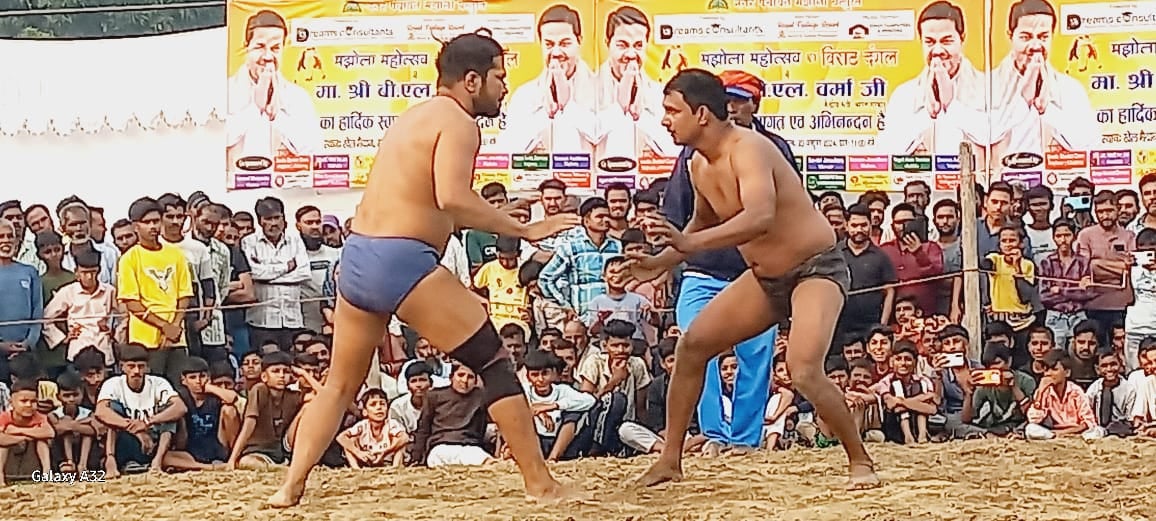 अमरिया में आयोजित दंगल में कुश्ती लड़ते पहलवान।संवाद
