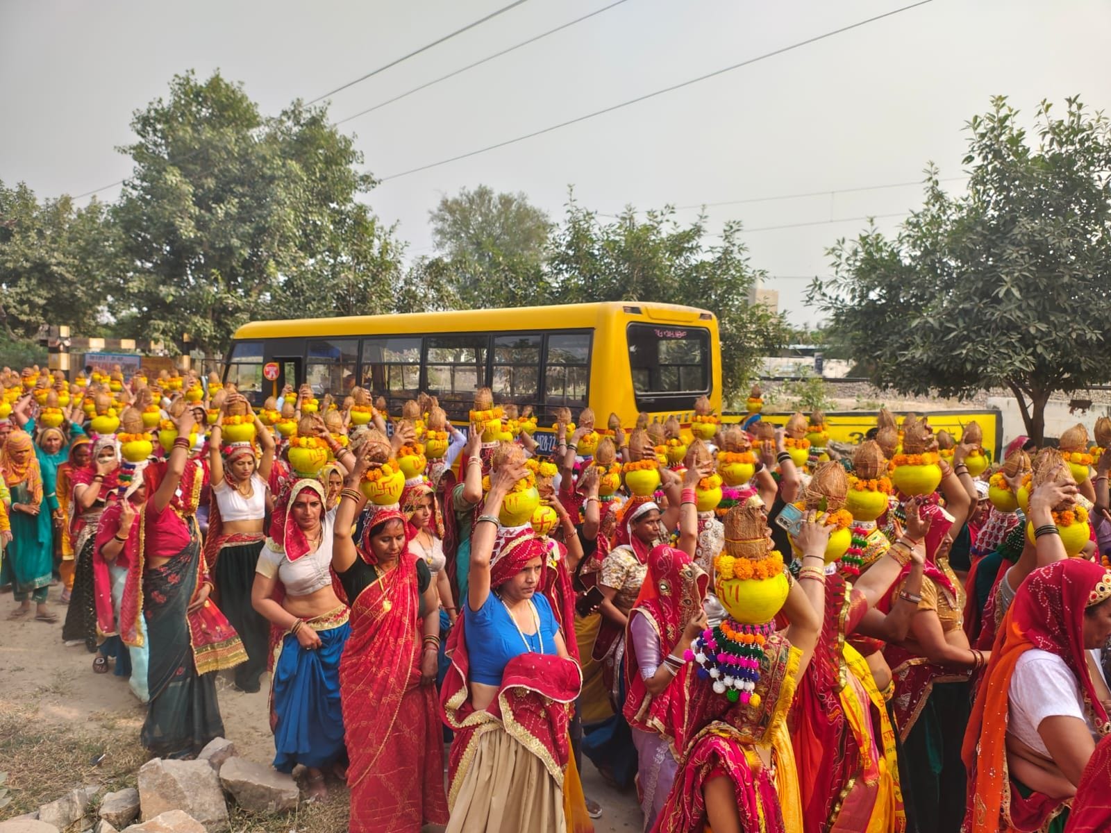 फोटो संख्या:57- गांव रिवासा में मूर्ति स्थापना से पूर्व कलश यात्रा निकालती महिलाएं--स्रोत- आय फोटो संख्या:57- गांव रिवासा में मूर्ति स्थापना से पूर्व कलश यात्रा निकालती महिलाएं--स्रोत- आय