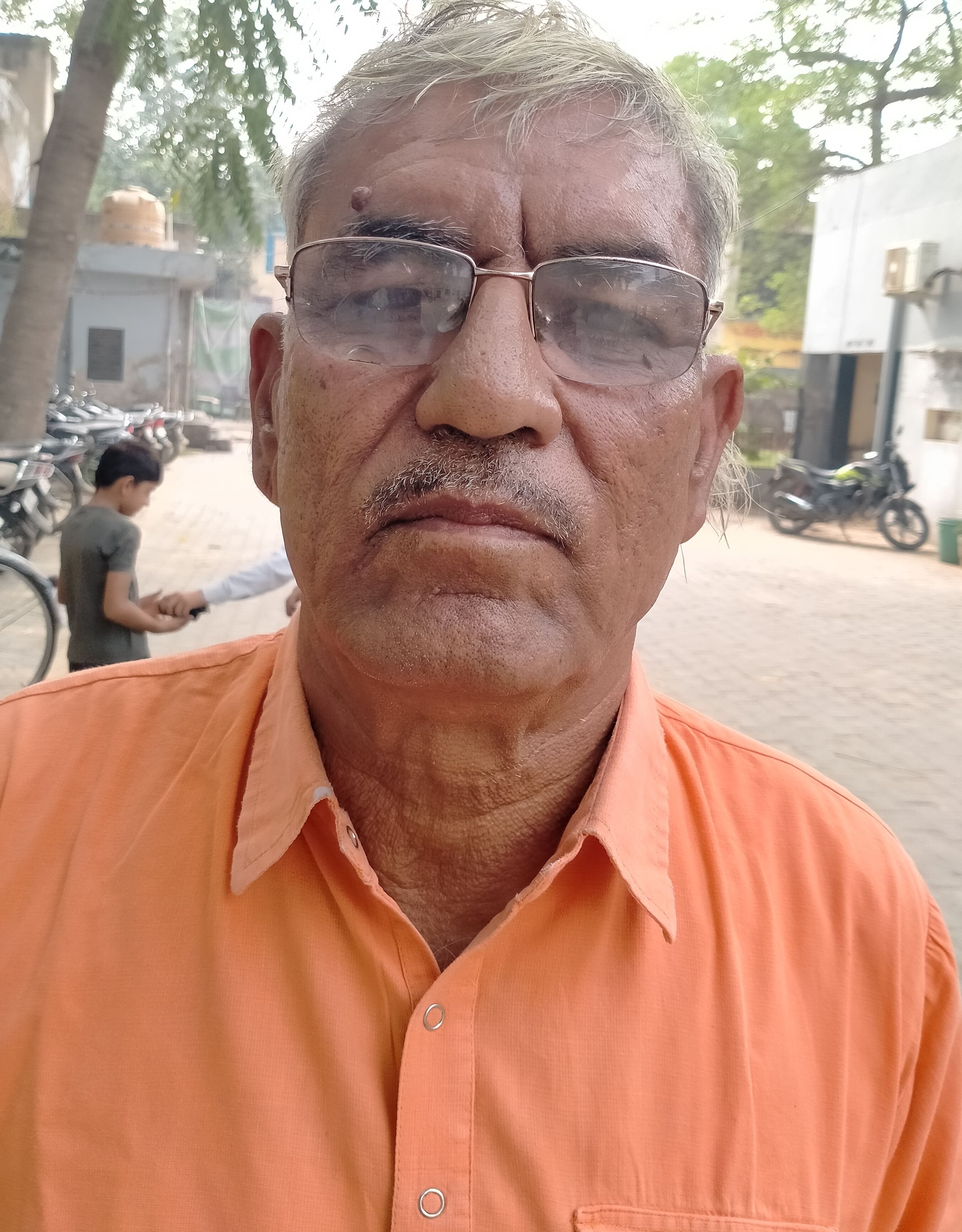 फोटो संख्या:65- महेंद्रगढ़ नगर पालिका में लोगों की समस्या सुनते अधिकारी---संवाद