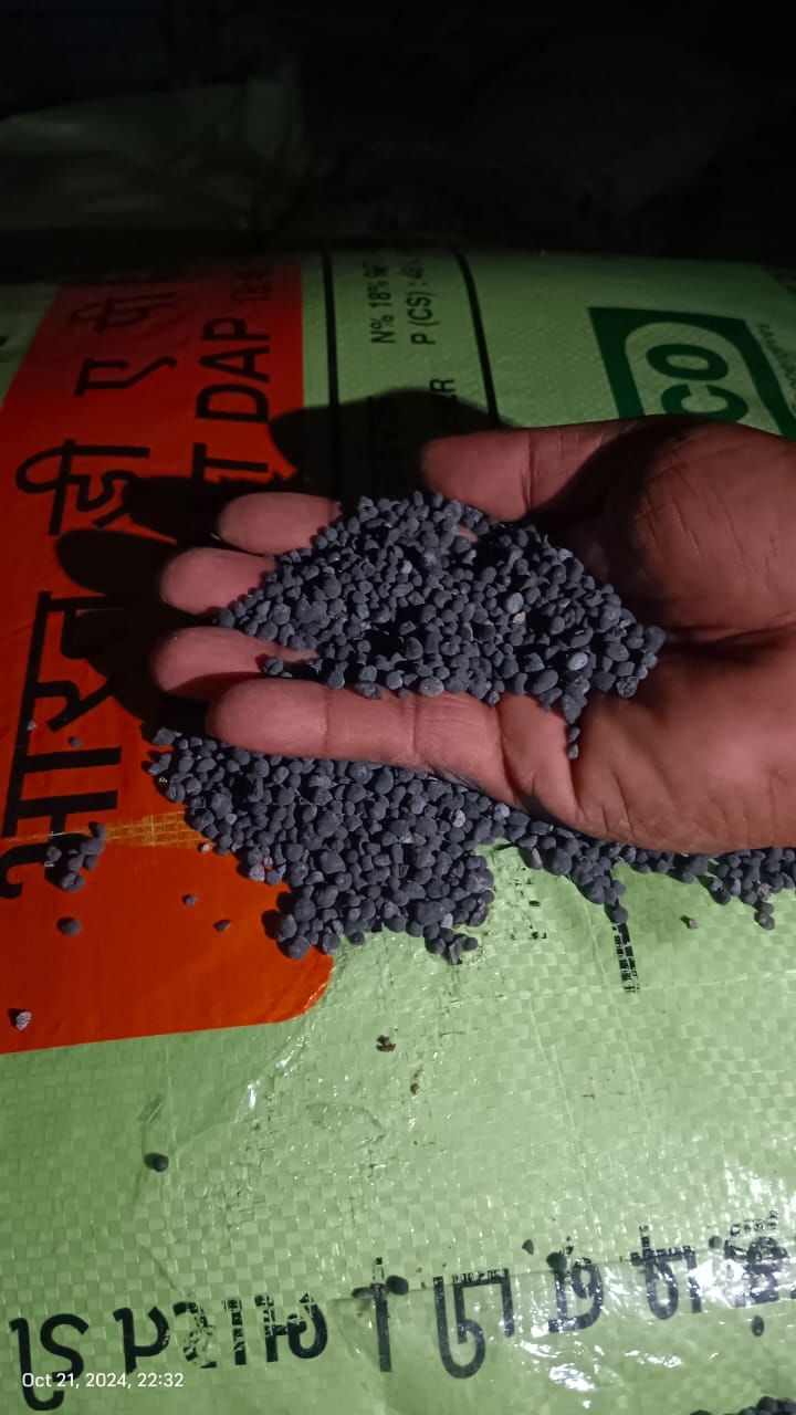 रेत के दानों से भरी नकली खाद की बोरियों को किसानों ने पकड़ा