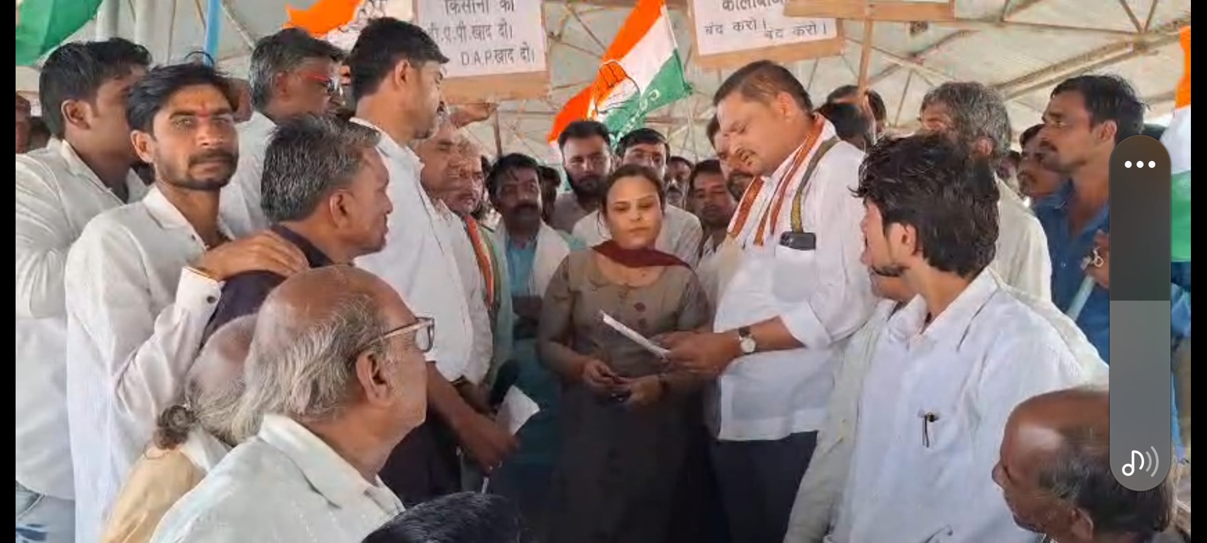 खाद की समस्या को लेकर ज्ञापन देते कांग्रेसी