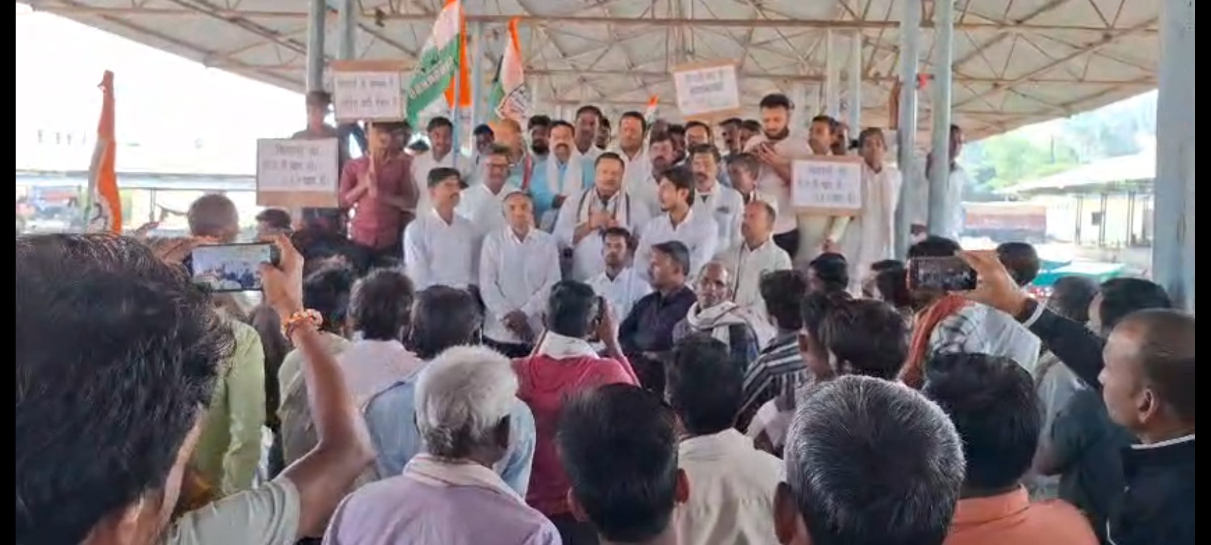 खाद की समस्या को लेकर ज्ञापन देते कांग्रेसी