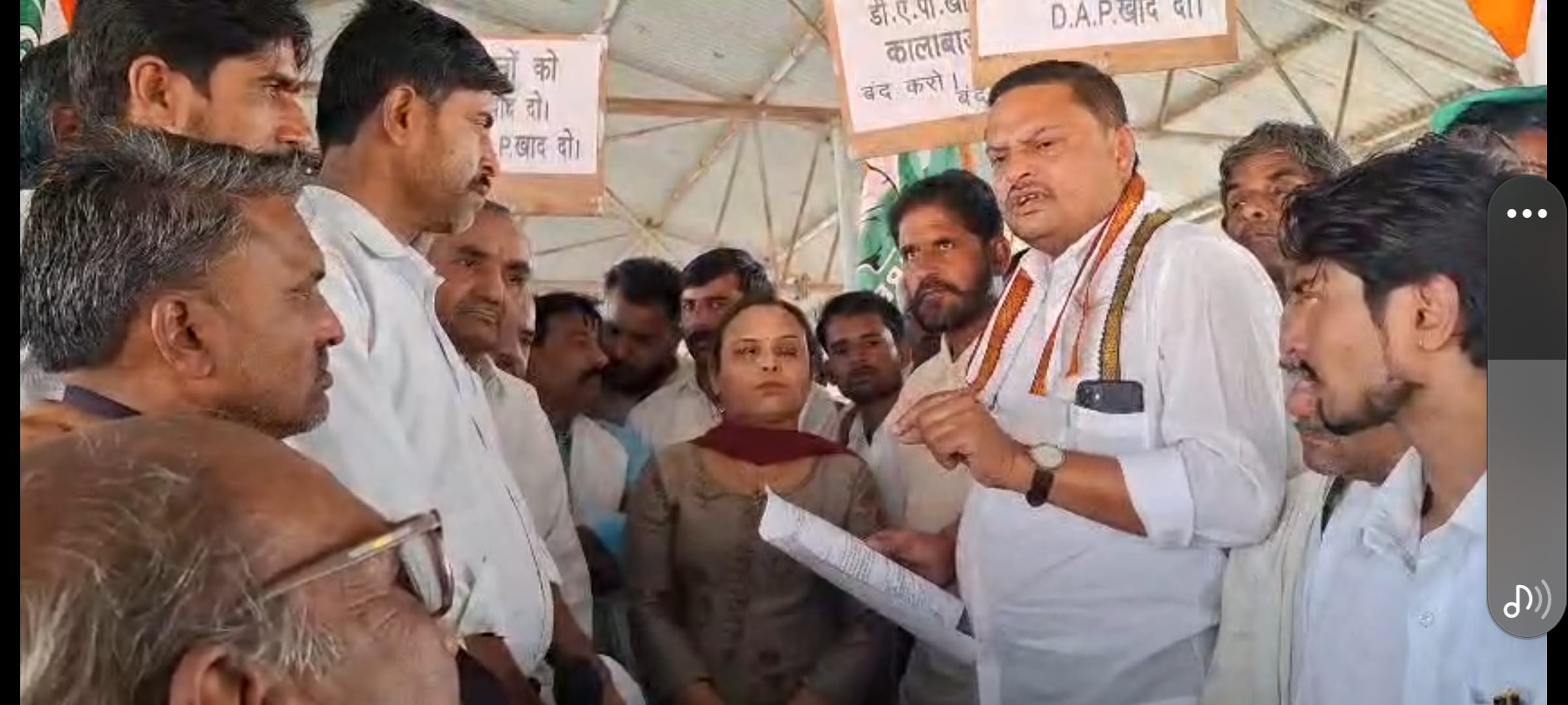 खाद की समस्या को लेकर ज्ञापन देते कांग्रेसी