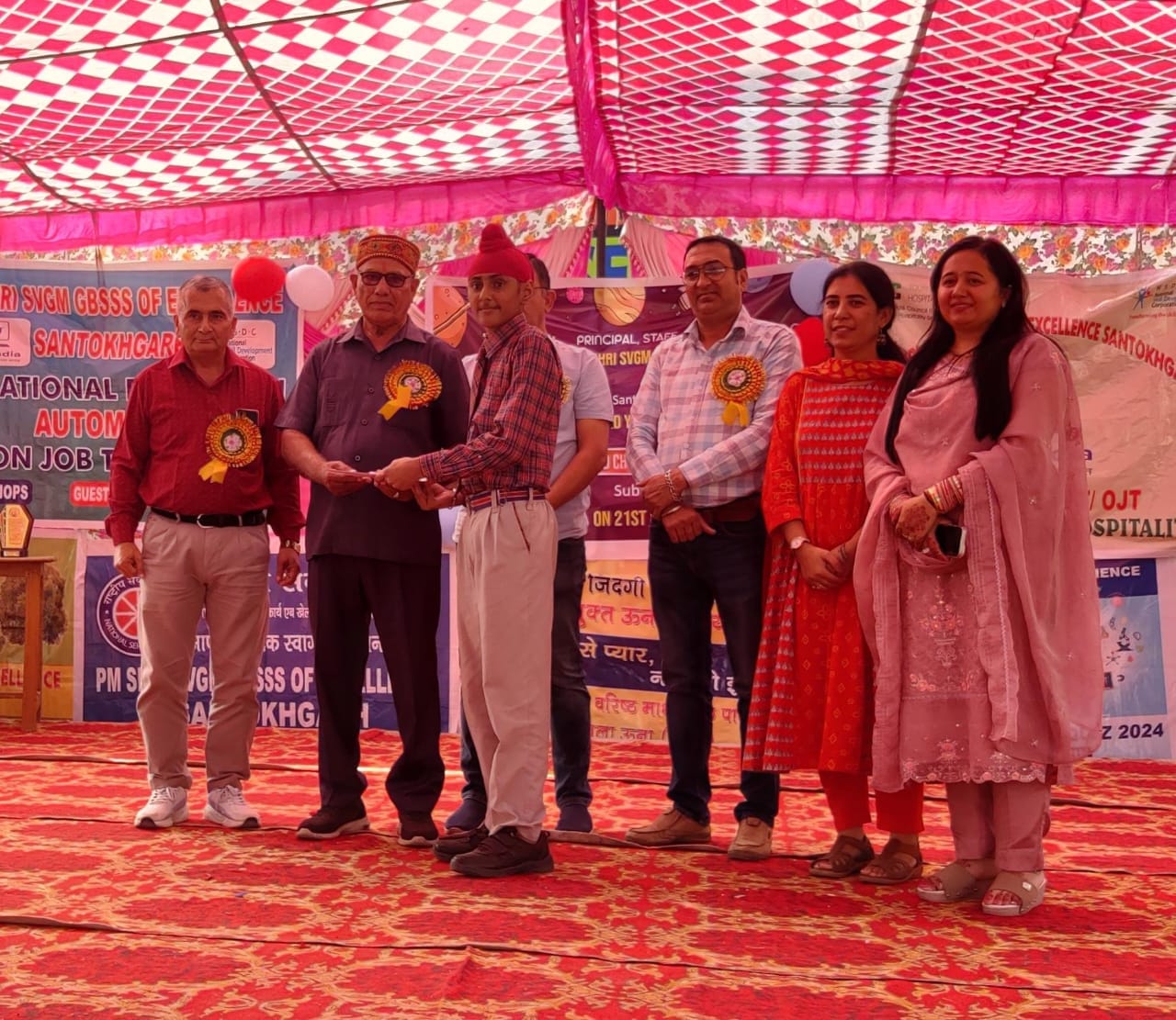 संतोषगढ़ में बाल विज्ञान मेले के प्रतिभागियों को सम्मानित करते हुए। स्रोत संस्थान