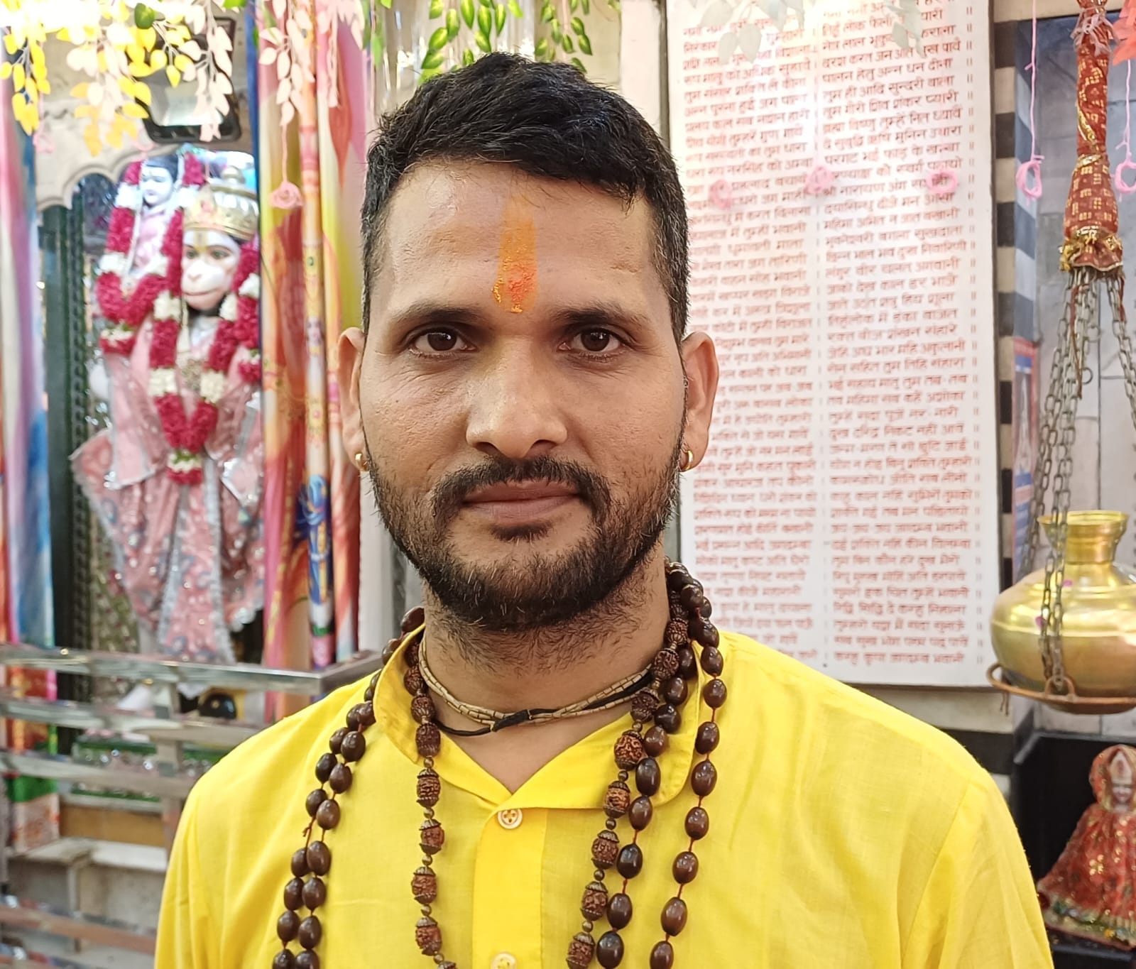 अहोई अष्टमी को लेकर छावनी के बाजारों में पूजा के सामान की खरीदारी करते लोग। अहोई अष्टमी को लेकर छावनी के बाजारों में पूजा के सामान की खरीदारी करते लोग।