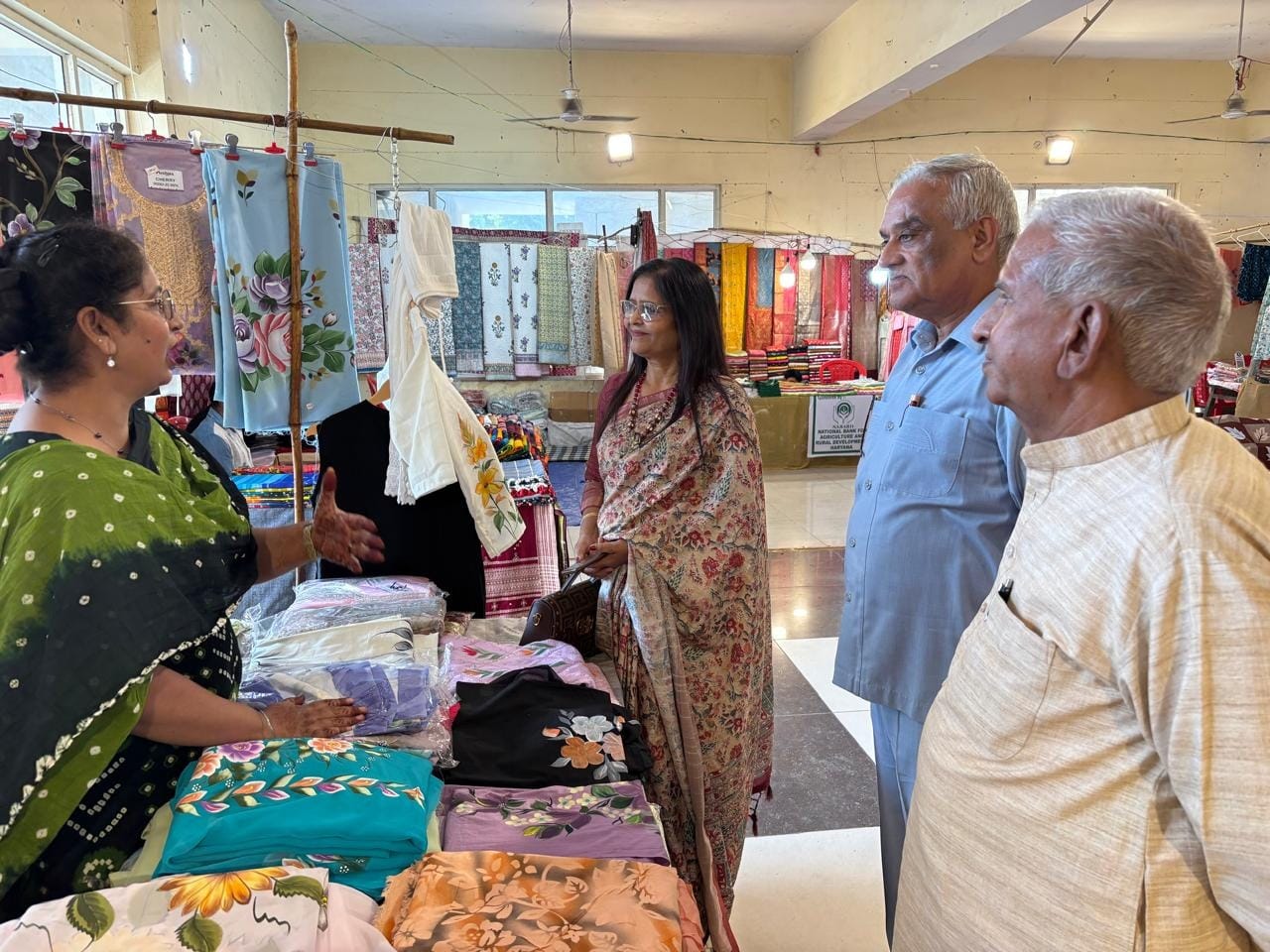 -फोटो 55 : हस्तशिल्प व सांस्कृति उत्सव में खरीदारी करती महिलाएं। संवाद