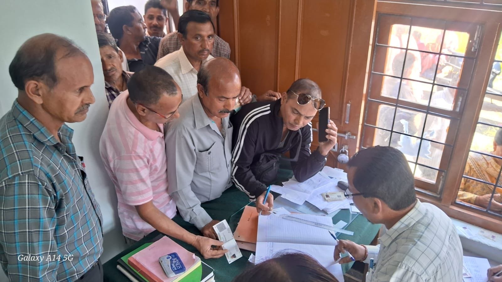 जोगिंद्रनगर में गेहूं बीज लेने के लिए पहुंचे लोग अपनी बारी का इंतजार करते हुए। संवाद जोगिंद्रनगर में गेहूं बीज लेने के लिए पहुंचे लोग अपनी बारी का इंतजार करते हुए। संवाद