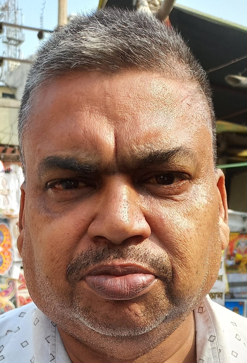 कुरुक्षेत्र। बाजार में अहोई अष्टमी व्रत की कथा का केलेंडर खरीदती महिलाएं। संवाद कुरुक्षेत्र। बाजार में अहोई अष्टमी व्रत की कथा का केलेंडर खरीदती महिलाएं। संवाद