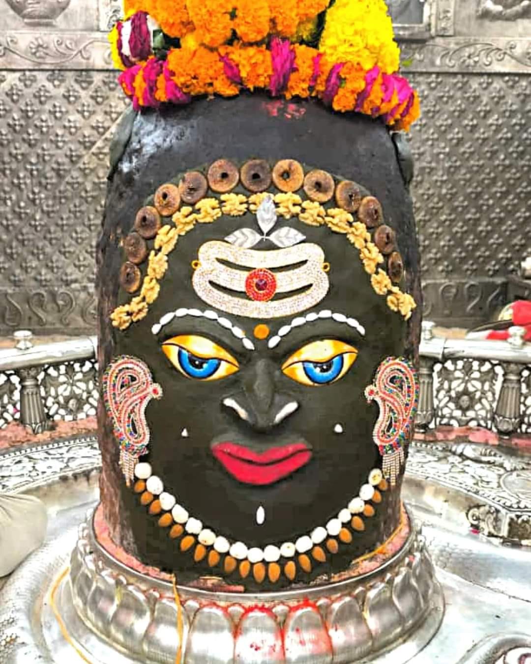 मस्तक पर त्रिपुंड, गले में गुलाब के फूलो की माला से सजे बाबा महाकाल, जानिए महिलाओं को भस्म आरती