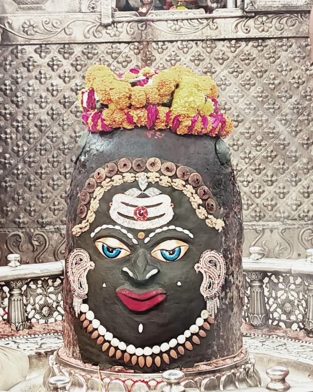 मस्तक पर त्रिपुंड, गले में गुलाब के फूलो की माला से सजे बाबा महाकाल, जानिए महिलाओं को भस्म आरती