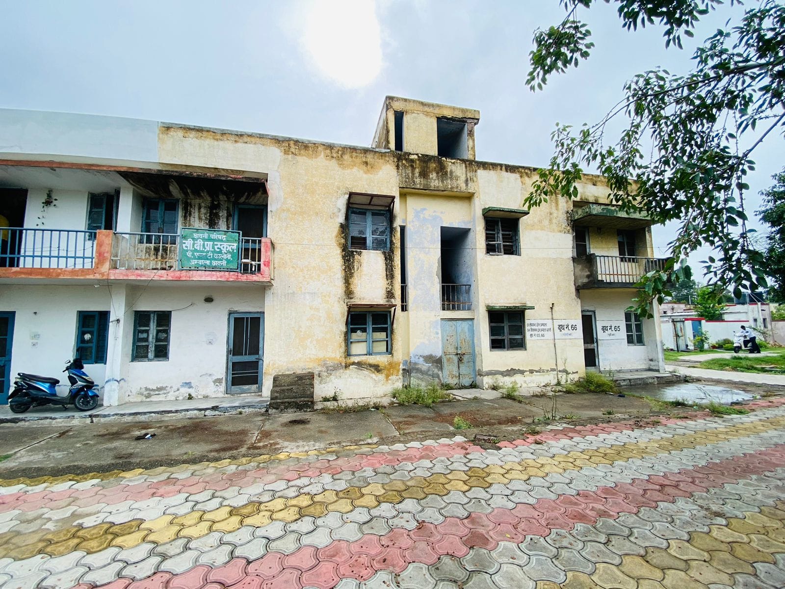 पीएंडटी कॉलोनी में लगभग 50 वर्ष पुराने कैंट बोर्ड स्कूल के हालात। संवाद