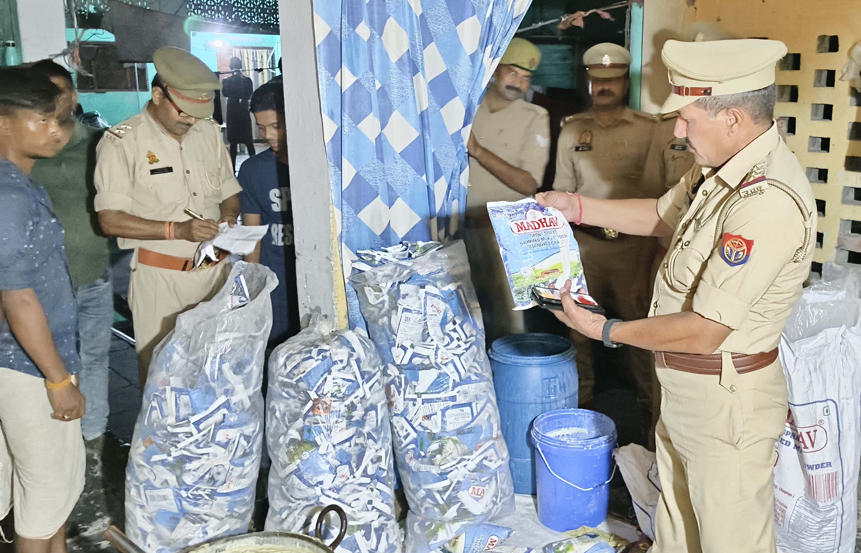 पुवायां में बन रहे नकली खोआ के मामले की जांच करने पहुंची पुलिस। संवाद