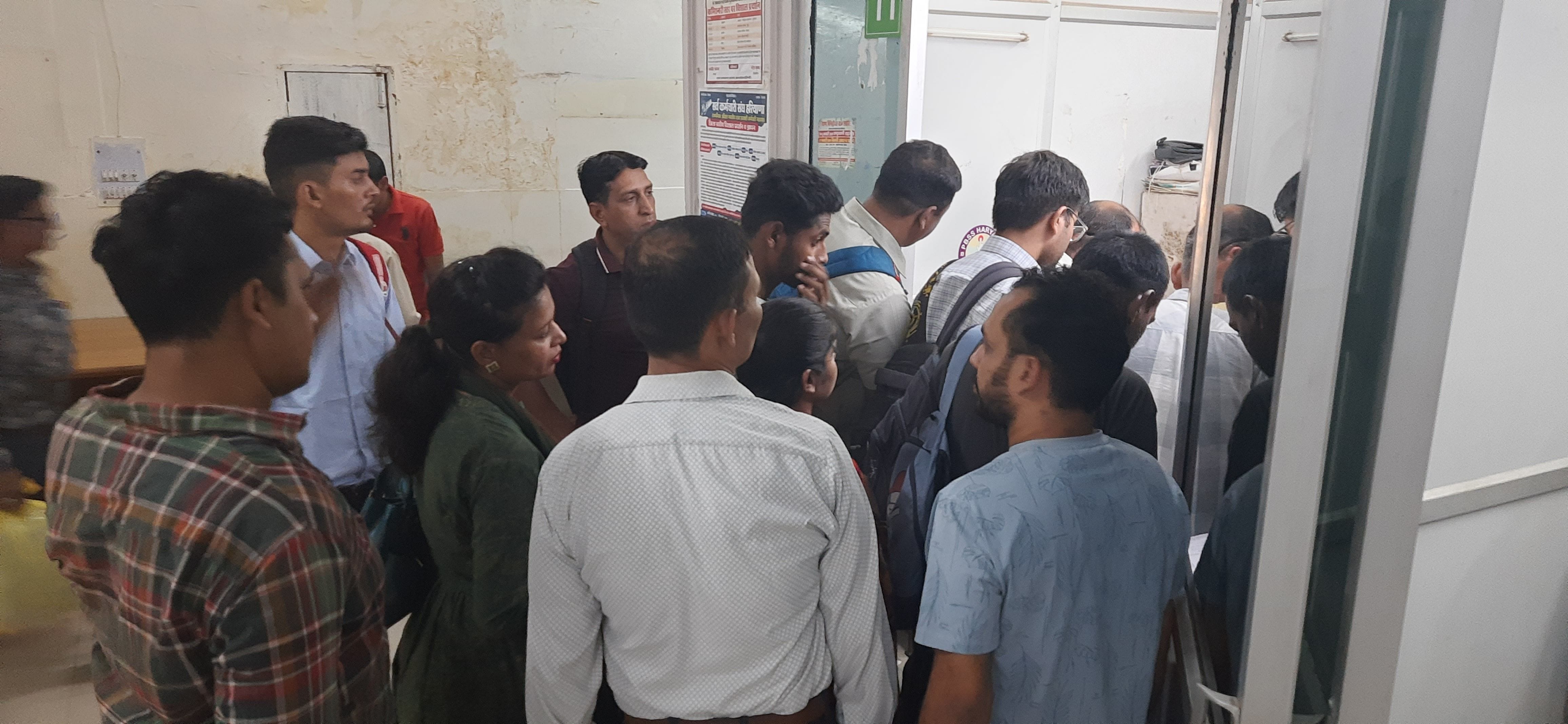 24जेएनडी19: नागरिक अस्पताल में मेडिकल जांच करवाने आए ग्रुप सी में चयनित युवा। संवाद